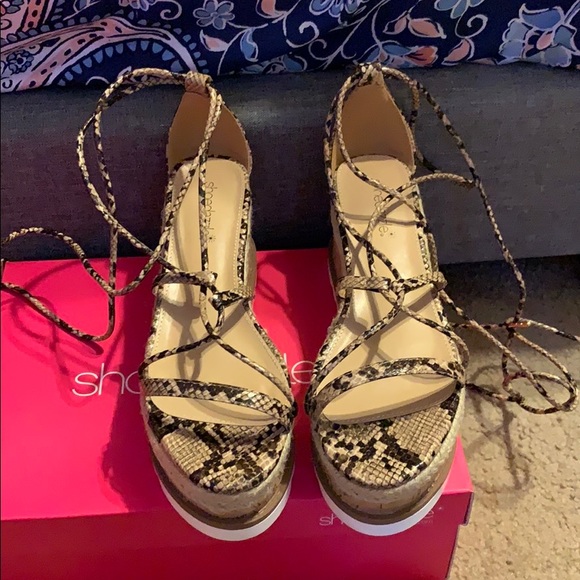 Snakeskin Platform Wrap sandals - Picture 2 of 4